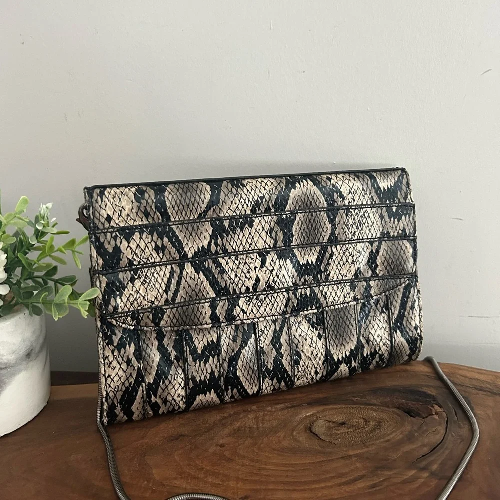 Nine West Snake Skin Crossbody exotic textured Black Beige 9”x6” Clutch chain - Picture 13 of 13